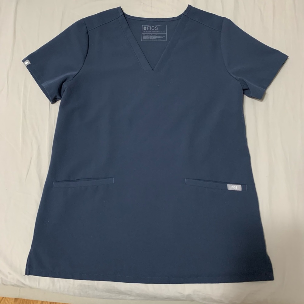 FIGS women's Sky Casma™ - Three-Pocket Scrub Top in Night Sky